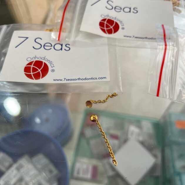 BOUTON AVEC CHAINETTE